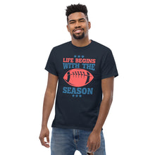 Lade das Bild in den Galerie-Viewer, T-Shirt "Life Begins With The Season"
