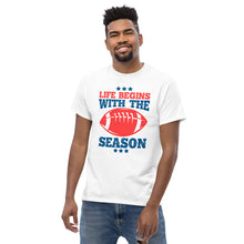 Lade das Bild in den Galerie-Viewer, T-Shirt "Life Begins With The Season"