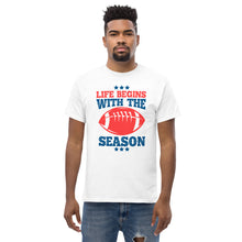 Lade das Bild in den Galerie-Viewer, T-Shirt "Life Begins With The Season"