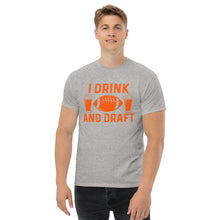 Lade das Bild in den Galerie-Viewer, T-Shirt &quot;I drink and draft&quot;
